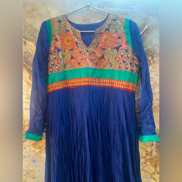 STUNNING CRUSHED KURTA WITH FRONT AND BACK HAND EMBROIDERY. VERY RICH AND FORMAL - Picture 3 of 4